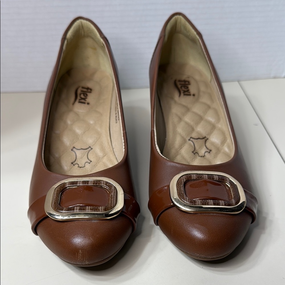 Flexi Slip On Brown Buckle Heeled Loafer Style Comfort Shoe Womens Size 8.5